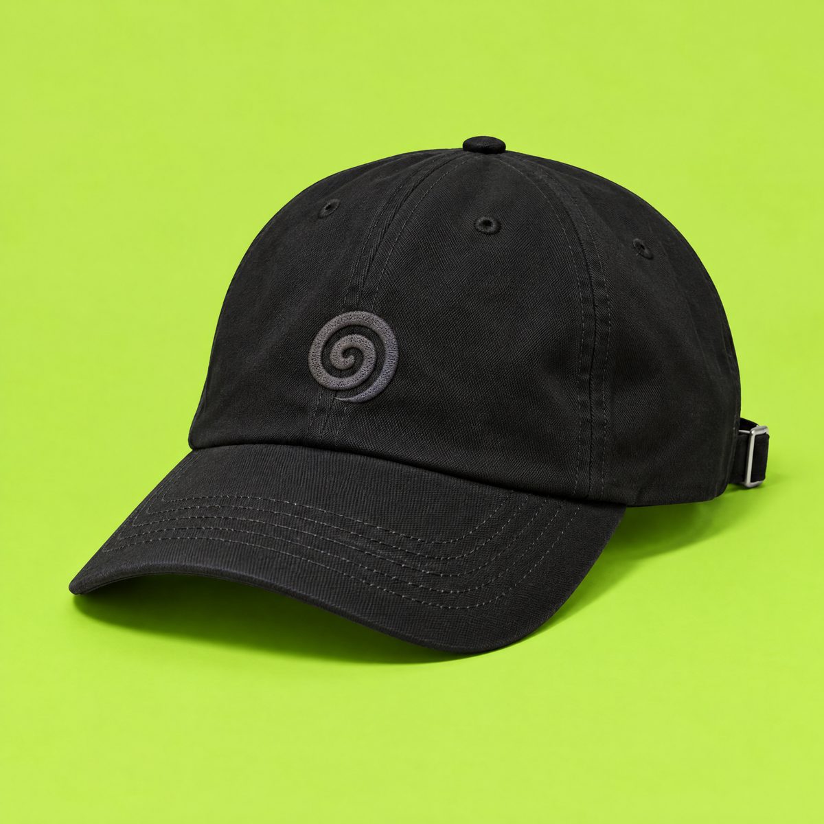 Boné preto com a espiral bordada em cinza