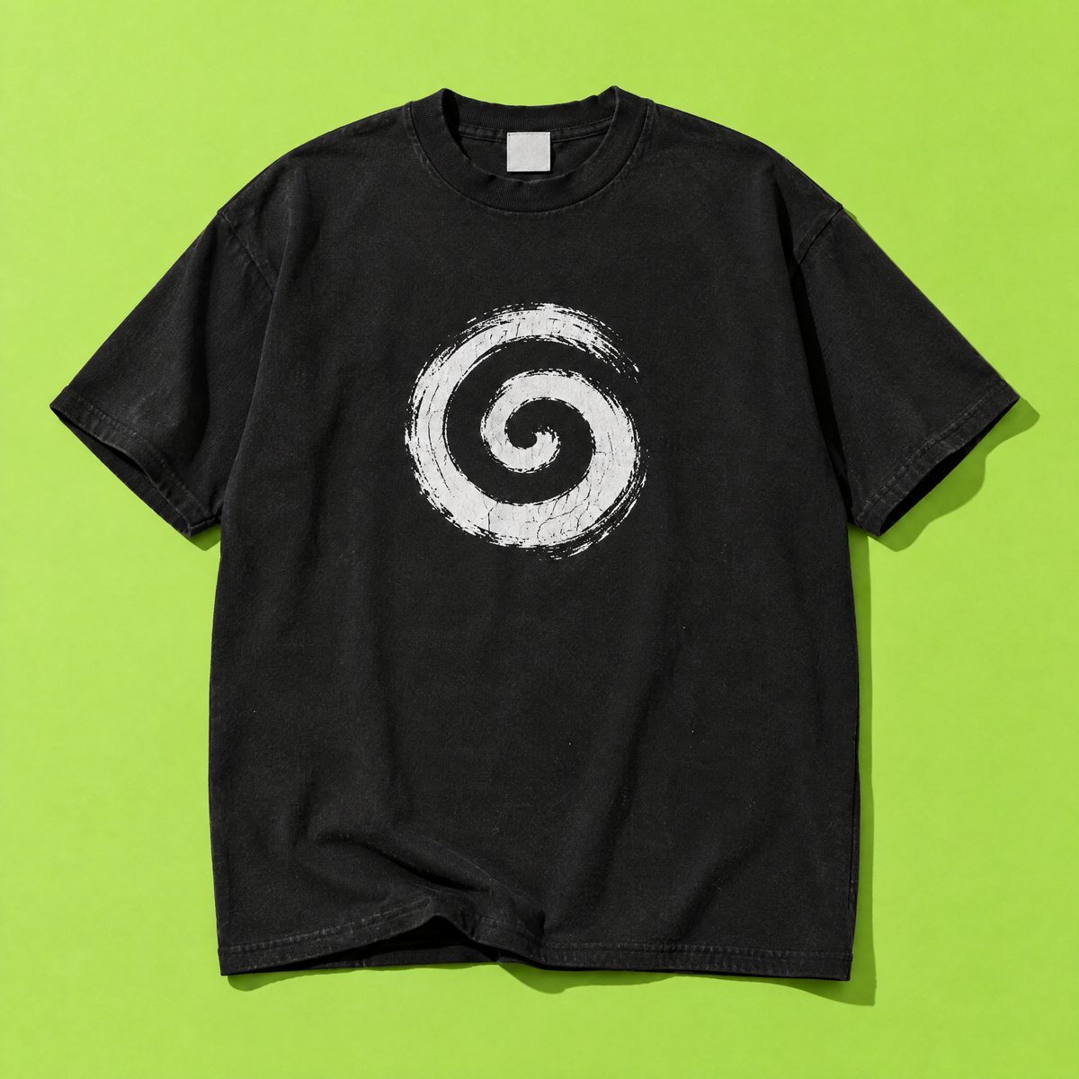 Camiseta preta com a espiral pintada a pincel no peito
